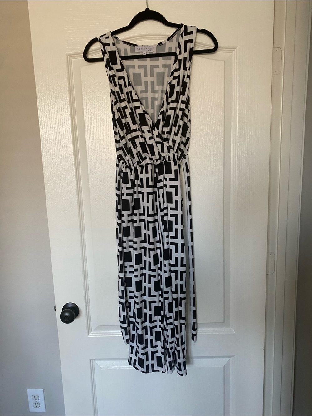 Sleeveless Black & White Geometric jumpsuit